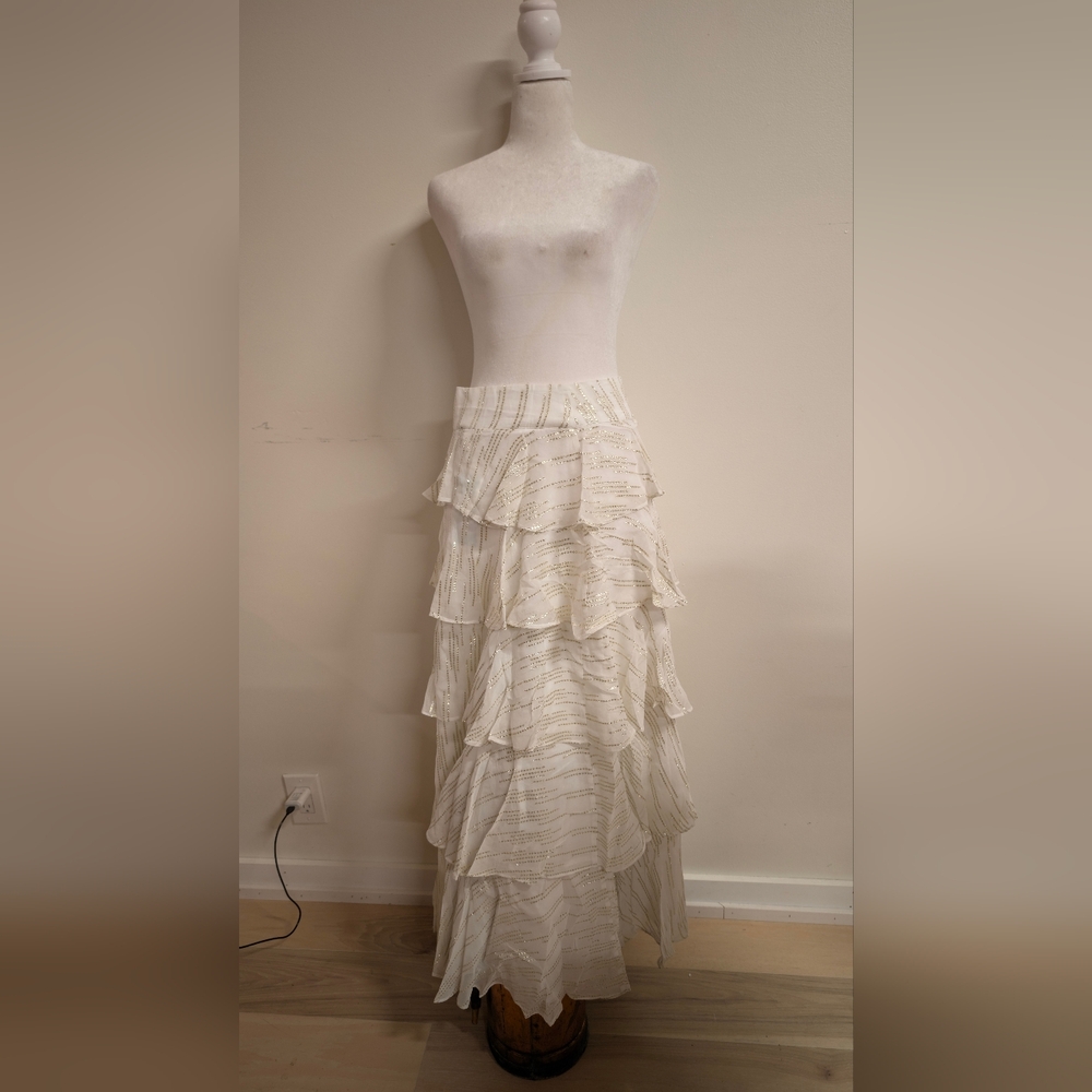🦬Shore Absolutely Gorgeous White Layered Skirt With Gold Threading💛NWT💛Small